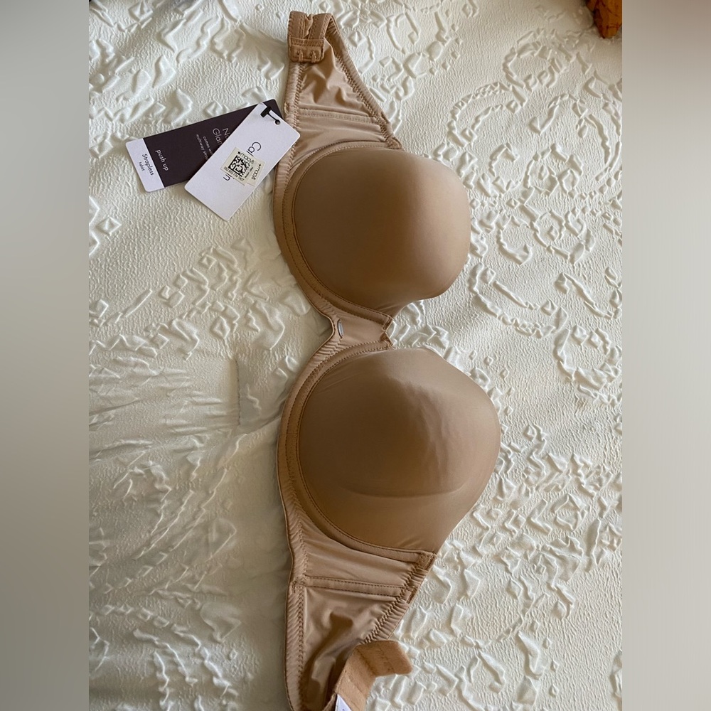 Calvin clien strapless bra .. 32 D , nude color